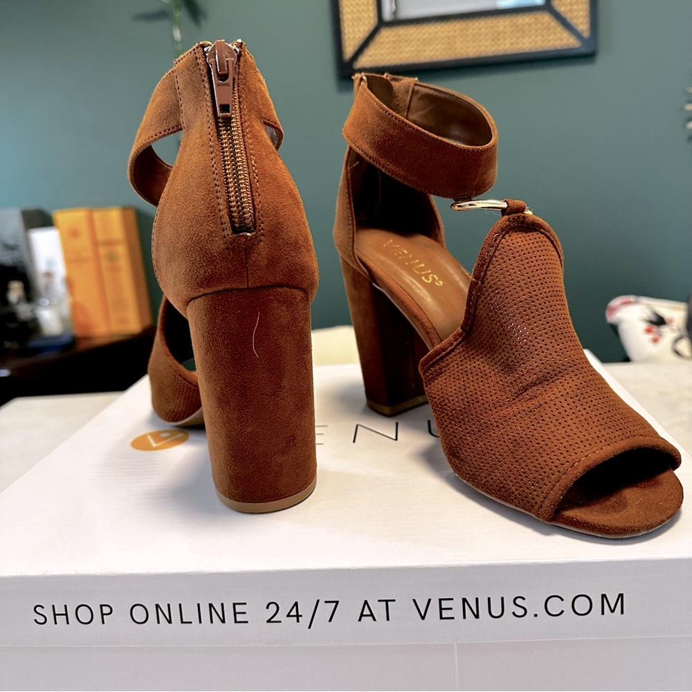 Venus Perforated Ring Heels